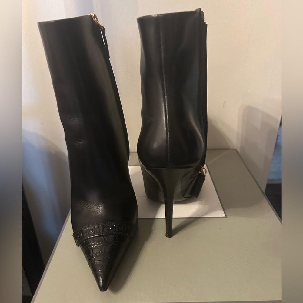 Tom Ford Black Leather Logo Embossed Ankle Boots 38.5 EU 7.5 US - Picture 3 of 7